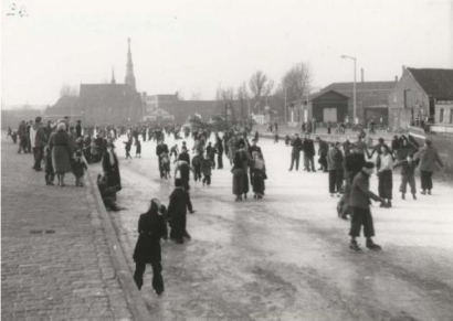  IJspret op het Eindhovens Kanaal, februari 1954.