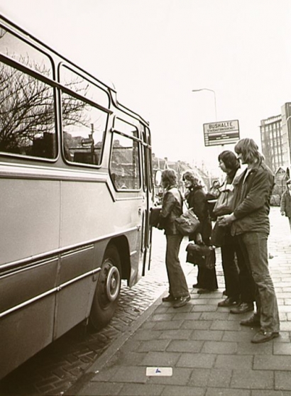 De zogenaamde woon-werk buslijn werd in 1974 bij wijze van proef voor een jaar ingesteld tussen de woonwijken in Woensel en de Philipscomplexen in Strijp. Fotograaf Noud Swinkels, Foto Enface; beeldcoll. RHCe