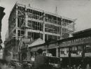 Nieuwbouw van de V&D naast de bestaande winkel in de Rechtstraat, in 1930. Collectie RHCe.