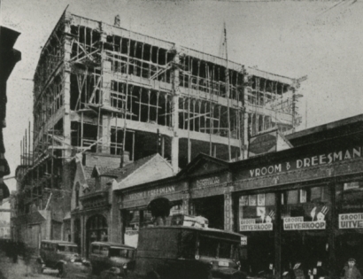 Nieuwbouw van de V&D naast de bestaande winkel in de Rechtstraat, in 1930. Collectie RHCe.