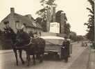 ‘Neerlandsch roem’ en ‘puur als goud’ zijn de leuzen waarmee de Eindhovense sigaar wordt gepromoot in een optocht in 1946. Beeldcollectie RHCe.