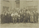 Directie en personeel van Mignot & de Block in 1918. Op de voorste rij van links naar rechts: Remi Mignot, zijn oom Paul en zijn vader Adolphe. | Beeldcollectie RHCe