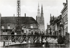 Brug over de Dommel bij het Stratumseind omstreeks 1900. Deze werd in 1955 vervangen door het gebogen ‘Delfsbrugje’