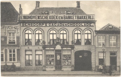 Naast rook en slachtafval waren er in Eindhoven ook aangename geuren te ontwaren. Bijvoorbeeld afkomstig van koek- en banketbakkerij Verhoeven-van Gennip op de westzijde van de Markt. Beeldcollectie RHCe