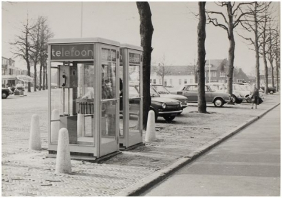  Eerder verdween de telefooncel al uit het straatbeeld. Telefooncellen op de Woenselse Markt, 1975. Foto gemeente Eindhoven | Beeldcollectie RHCe