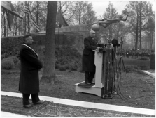 Anton Philips spreekt aanwezigen toe bij de onthulling van het radiomonument in het Stadswandelpark in 1936. Burgemeester Anton Verdijk kijkt toe. Beeldcollectie RHCe