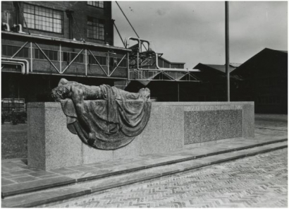 Monument voor de Gevallenen door Frederico Carasso op Strijp S anno 1950. Beeldcollectie RHCe