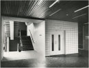 Trappenhuis oftewel ‘happeningskuil’ en lift in de hal van de GGD aan de Tesselschadelaan 2, medio jaren zestig. Foto: Frans van Mierlo, Foto Visie | Beeldcollectie RHCe