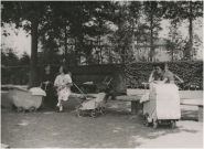 Het Stadswandelpark anno 1939. Moeders met kroost aan de wandel. Beeldcollectie RHCe