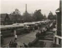VIPRE-bussen staan klaar om Philips-personeel te vervoeren, medio jaren vijftig. Foto: Philips Concern Archief. Coll. RHCe