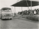 Een DAF-bus trekt voorbij tijdens een defilé bij gelegenheid van het bezoek van de Ethiopische keizer Haile Selassie aan de DAF-fabrieken in 1954. Fotograaf: Frans van Mierlo | Foto Visie – collectie RHCe.