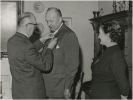 De benoeming van architect ir De Bever tot officier van Oranje Nassau. Burgemeester Kolfschoten speldt hem de onderscheiding op , 28-04-1956. Beeldcollectie RHCe.