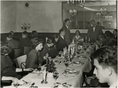 Hongaarse vluchtelingen werden in Eindhoven flink in de watten gelegd. Ze  bezochten het Van Abbemuseum en dineerden in hotel Bristol gelegen aan het Stationsplein. Fotograaf: Frans van Mierlo - Fotovisie, collectie RHCe