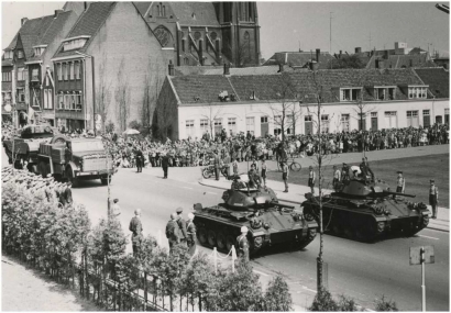 Militaire parade 30 april 1959. Foto: Frans van Mierlo
