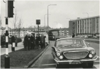 Burgemeester Herman Witte test Eindhovens eerste flitspaal op 14 maart 1966.  Foto Noud Swinkels, Enface | Beeldcollectie RHCe.