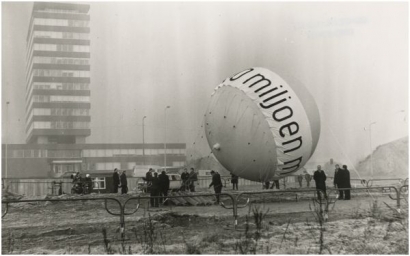  Een feestballon wordt nabij het stadhuis opgelaten ter gelegenheid van de afname van 100 miljoen kubieke meter aardgas in december 1968. Foto Noud Swinkels, Enface | beeldcollectie RHCe