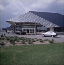 Entree van Eindhoven Airport gefotografeerd door Jan Bijvank, medio jaren tachtig. Beeldcollectie RHCe