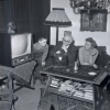 Woonkamer met televisie van een gezin wonende aan de Heezerweg (1958). Fotograaf Frans van Mierlo, Foto Visie | Beeldcollectie RHCe