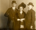 Het gezin Fens met links zoon Anton, midden Corrie Fens-van Moll en rechts notaris Joseph Fens. Beeldcollectie RHCe