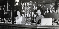 ’t Sterretje in Gestel: een zwoel verlichte bar, een enorme sortering drank en mooie meisjes. Uit: Eindhovens kroegenboek, 1972 | collectie RHCe