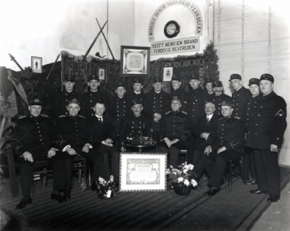 Het 25-jarig lidmaatschap van P.C. van den Braken van het Eindhovense Brandweercorps.