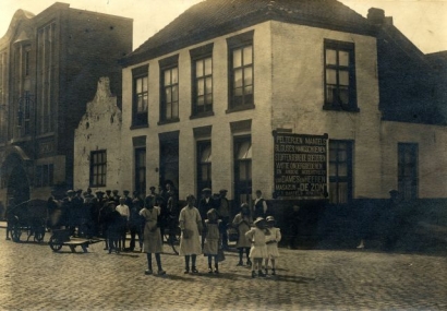 Muziekzaal Geenen rond 1917 op de hoek van de Steenweg en de Kromme Steenweg.