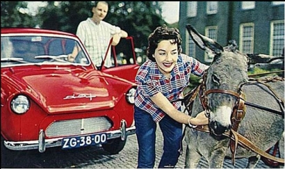 Ondanks een intensieve reclamecampagne waarin jonge dynamische mensen figureerden bleef het tobben met het imago van de DAF personenwagen.