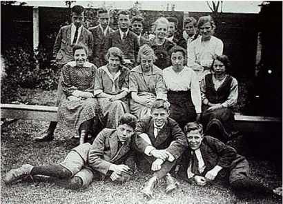 Op de eerste rij in het midden Frits. De derde klas van de gemeentelijke HBS, 1920.