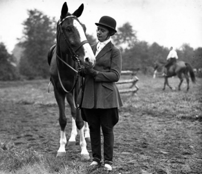  Amazone en paard bij de Eindhovense manege, 1937.