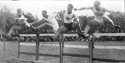 NK 110 meter horden, 1928 Enschede. Van Leeuwen tweede van rechts.