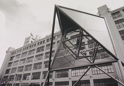Staalplastiek van Le Corbusier, dat in 1958 onderdeel was van het Philipspaviljoen op de Wereldtentoonstelling, voor het Philipsgebouw aan de Mathildelaan in 1994. Fotopersbureau van de Meulenhof, Jurriaan Balke | Beeldcollectie RHCe
