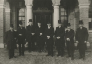 Het gemeentebestuur was lange tijd een mannenbolwerk. Hier het laatste gemeentebestuur van de op dat moment nog zelfstandige gemeente Tongelre in 1919. Beeldcollectie RHCe
