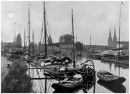 Eindhovens Kanaal eind negentiende eeuw, op de achtergrond de Sint Catharinakerk. Fotograaf A. van Beurden, beeldcollectie RHCe.