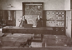 Een natuurkundelokaal in de school, kort na de ingebruikname in 1924 | beeldcollectie RHCe