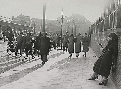 Drukte bij het uitgaan van de Philipsfabrieken, jaren dertig, beeldcollectie RHCe
