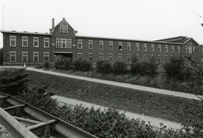 Luciferfabriek de Molen aan de Lijmbeekstraat in 1977, fotograaf G.L. Hagens – collectie RHCe