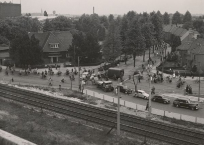 Het uitgaan van de Philipsfabriek in 1951 ter hoogte van de kruising Mathildelaan-de Jonghlaan, fotograaf A.W. van de Kerkhof | Beeldcollectie RHCe