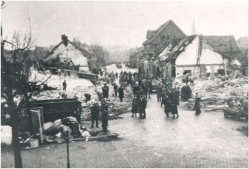  Een verdwaalde V-1 verwoest een gedeelte van de Kruisstraat en de Gildelaan op 16 december 1944. Beeldcollectie RHCe