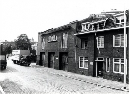 Raiffeisenstraat omstreeks 1970 met de panden van Gebr. Van den Eijnden. Nu staat hier het RHCe. Beeldcollectie RHCe