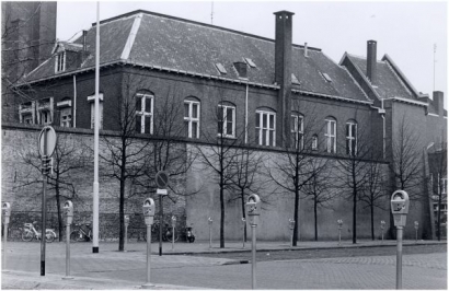 Parkeermeters achter de pastorie van de Catharinakerk, 1973. Fotograaf A. Hagens, collectie RHCe