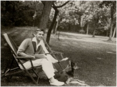  Jong en ogenschijnlijk zorgeloos: Frits Philips in de tuin, omstreeks 1930 | Beeldcollectie RHCe