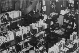 Bibliotheek in het P.O.C. aan de Mathildelaan in de jaren dertig. Beeldcollectie RHCe.