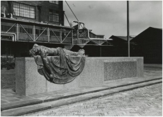 Monument voor de Gevallenen door Frederico Carasso op Strijp S anno 1950. Beeldcollectie RHCe