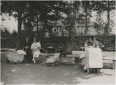Het Stadswandelpark anno 1939. Moeders met kroost aan de wandel. Beeldcollectie RHCe