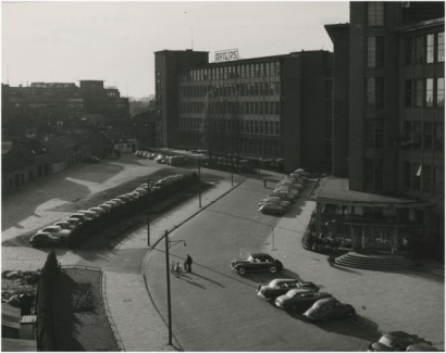 Het hoofdkantoor van Philips op een foto uit 1955. Pas in 1993 viel voor de eerste keer de naam Bruine heer. Fotograaf: A.W. van de Kerkhof. Beeldcollectie Regionaal Historisch Centrum Eindhoven.