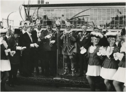 Zojuist met de trein gearriveerd: Stadsprins Trocadorus d'n Urste (Theo de Vries), loco-burgemeester Jan Dirk van der Harten en dansmarietjes, 4 februari 1967. Beeldcollectie RHCe.