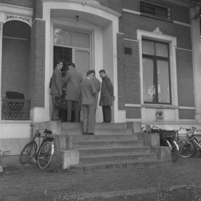 Studenten bij de ingang van de Technische Hogeschool, eind jaren vijftig.Foto: Frans van Mierlo, Fotovisie | Beeldcollectie RHCe
