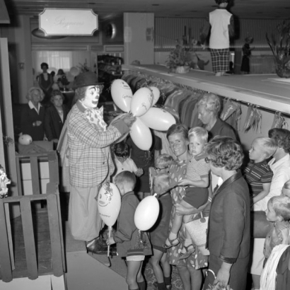Pipo de Clown in het zojuist geopende modehuis Gerzon. Fotograaf Frans van Mierlo, Foto Visie. Beeldcollectie RHCe