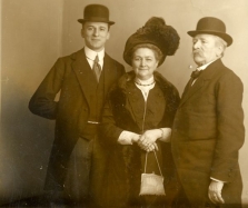 Het gezin Fens met links zoon Anton, midden Corrie Fens-van Moll en rechts notaris Joseph Fens. Beeldcollectie RHCe
