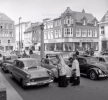 Deken Kaal zegent auto’s op het Catharinaplein, mei 1961. Fotograaf: F. van Mierlo, FotoVisie; Beeldcollectie RHCe.